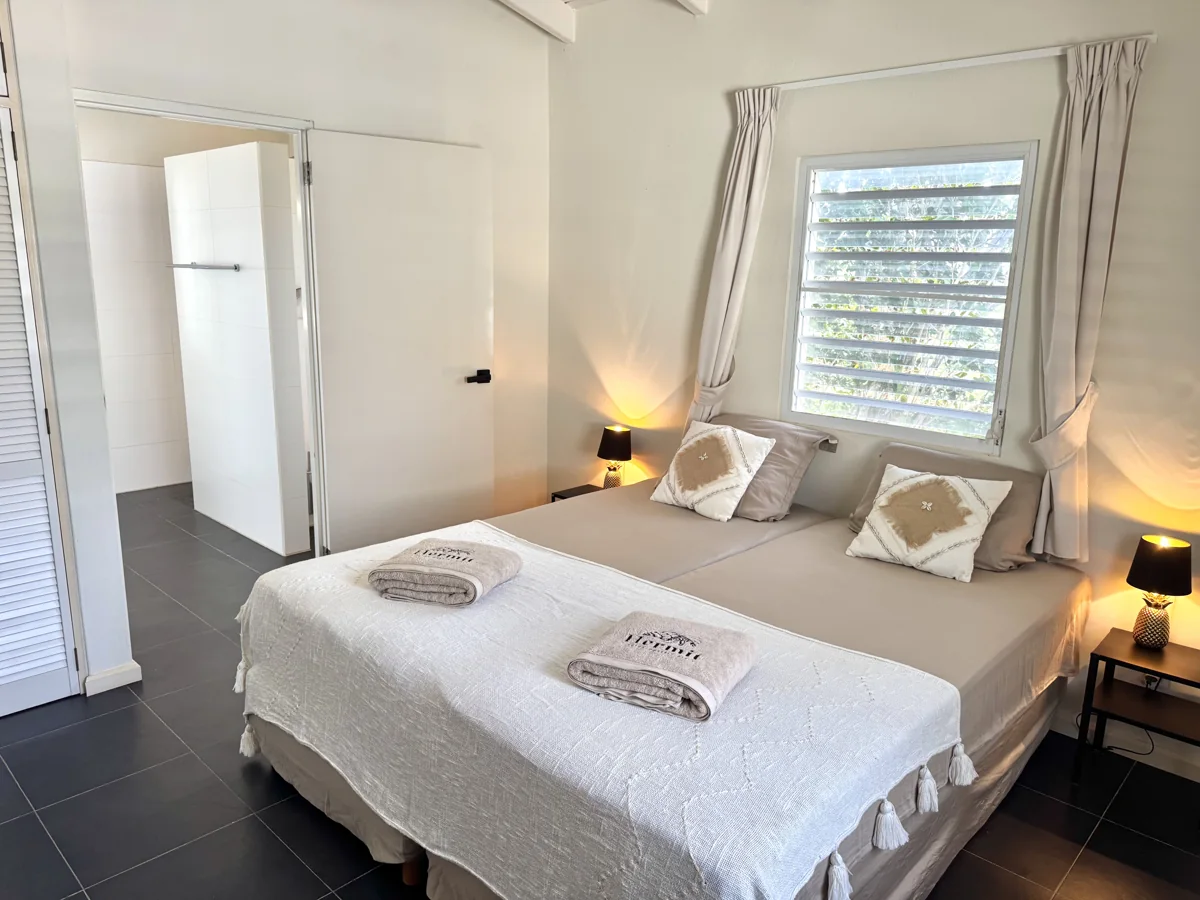 Slaapkamer van het appartement met tweepersoonsbed