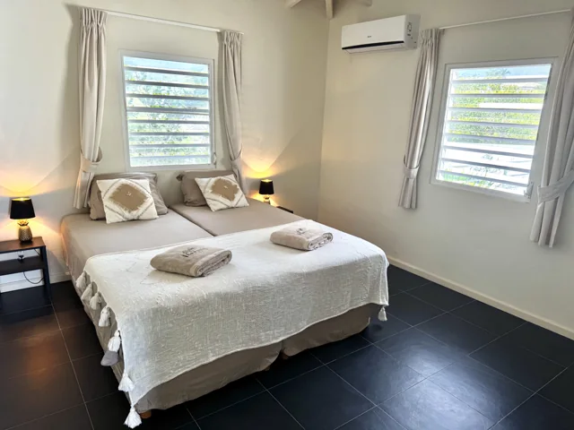 Slaapkamer van het appartement, zicht op beide ramen