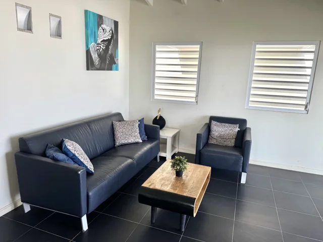 Zithoek in de woonkamer van het appartement