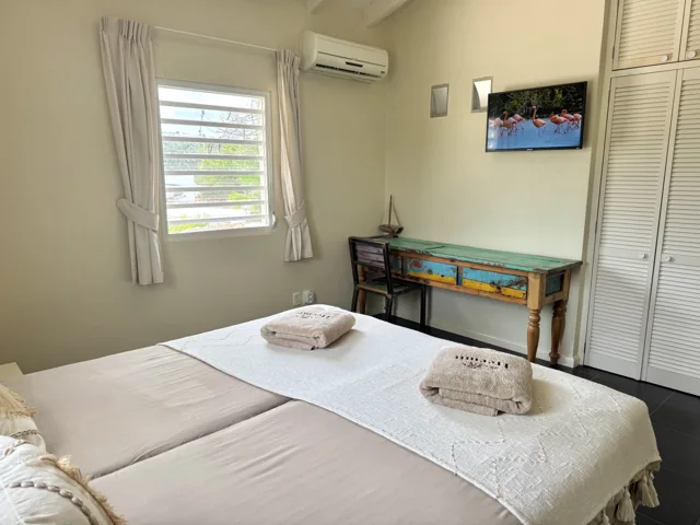 Slaapkamer 2 met airconditioning en schrijftafel