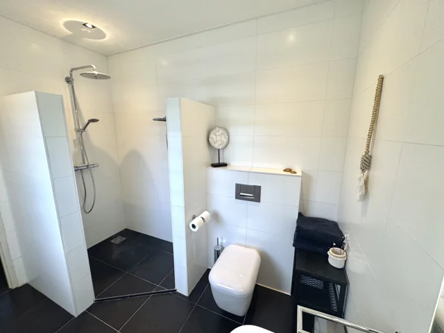 Douche en toilet bij slaapkamer 2