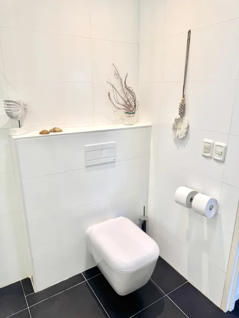 Toilet in de badkamer bij slaapkamer 2