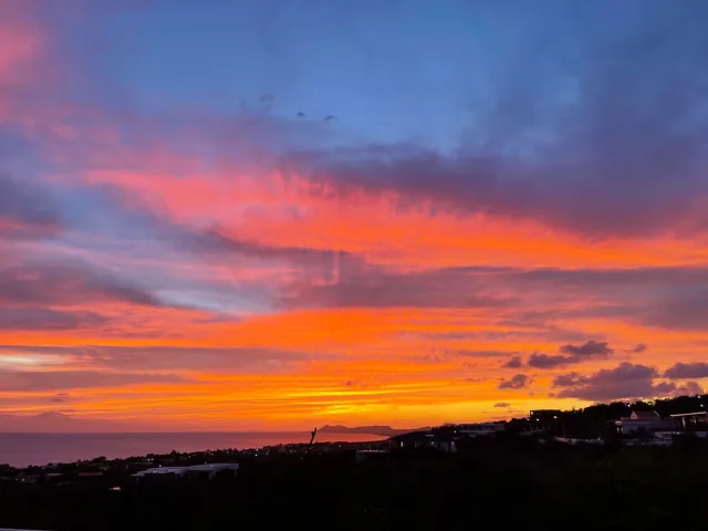 Kleurrijke avondlucht boven Bonaire, gezien vanaf de villa