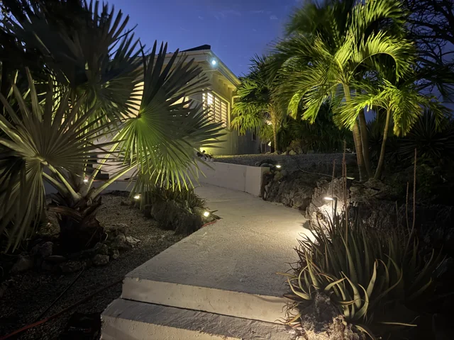 Tuinpad en verlichte beplanting bij de villa