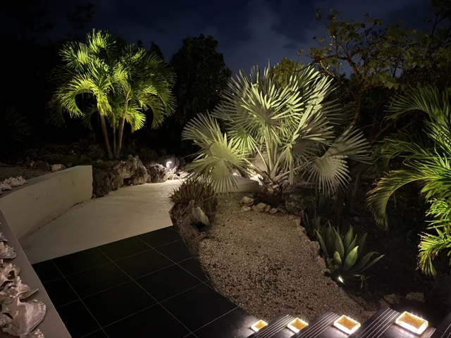 Trap en wandelpad door de tuin in de avond
