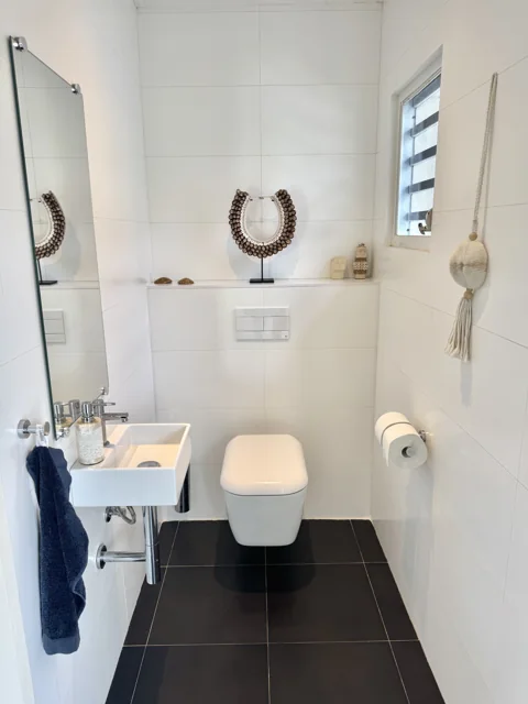 Apart gastentoilet met kleine wastafel