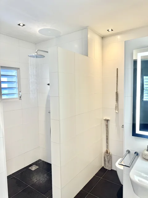 Badkamer bij de master met zeezicht en inloopdouche