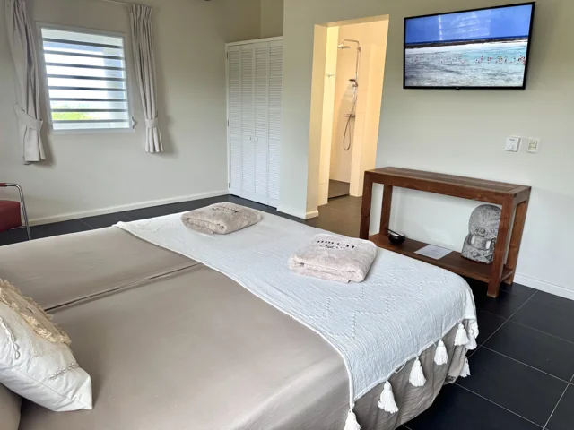 Master bedroom met smart-tv