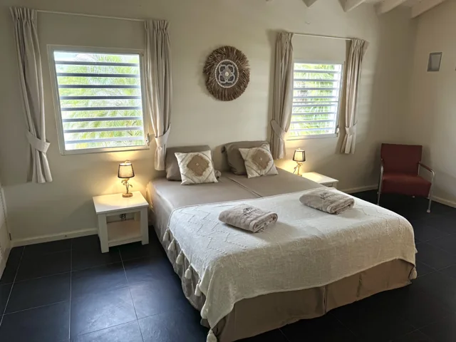 Master bedroom met tweepersoonsbed