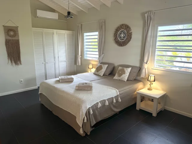 Master bedroom met tweepersoonsbed, inbouwkasten en airco