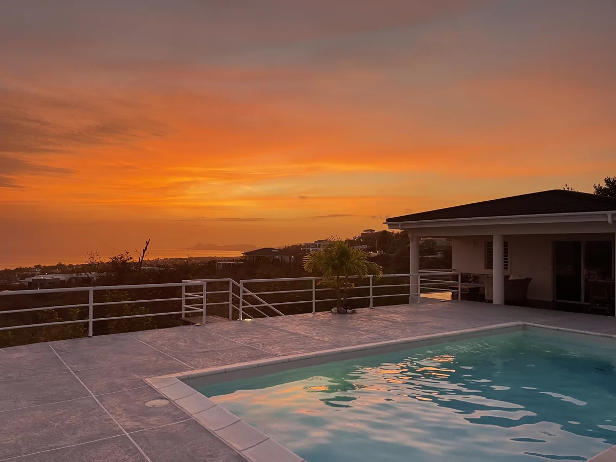 Zonsondergang boven zee vanaf het zwembadterras van de villa