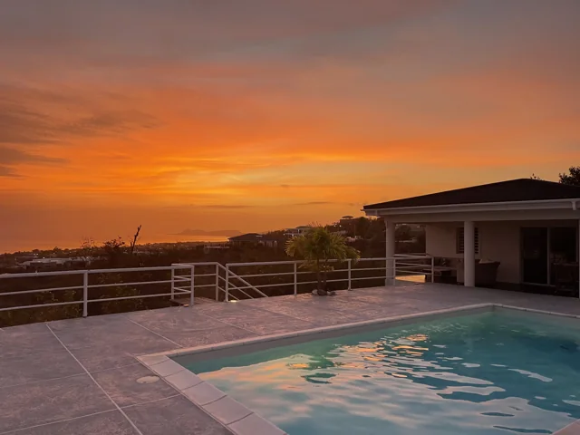 Zonsondergang boven zee vanaf het zwembadterras van de villa
