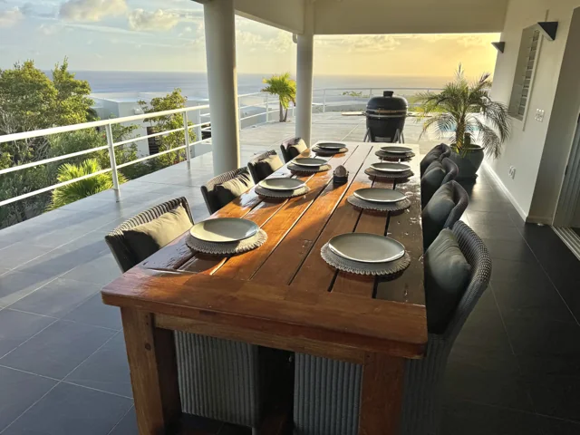 Eettafel op de overdekte porch