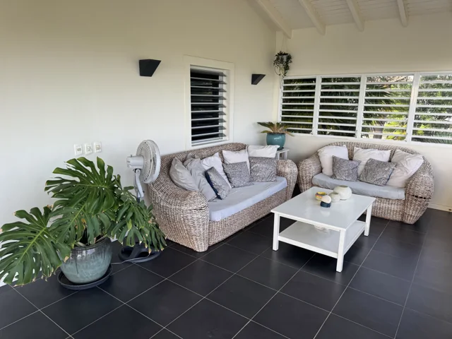 Loungehoek op de overdekte porch van de villa