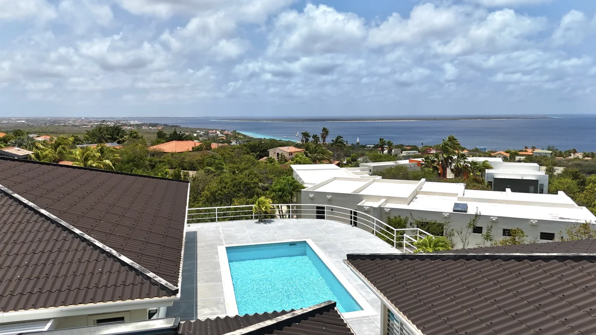 Privézwembad van de villa op Bonaire met vrij uitzicht over de Caribische Zee